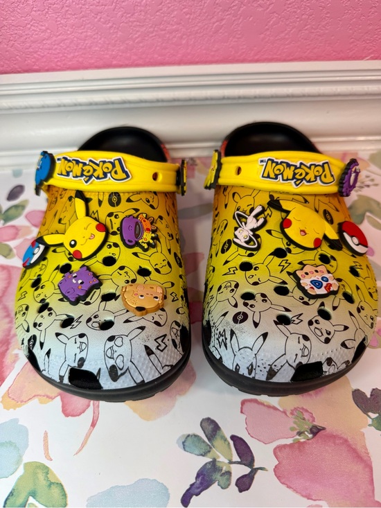 CROCS Yellow to Black Gradient Pikachu Print Clogs with Charms main image 10